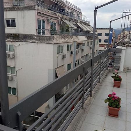 Lemon - Happyhostgr - Downtown Apartment Volos Buitenkant foto